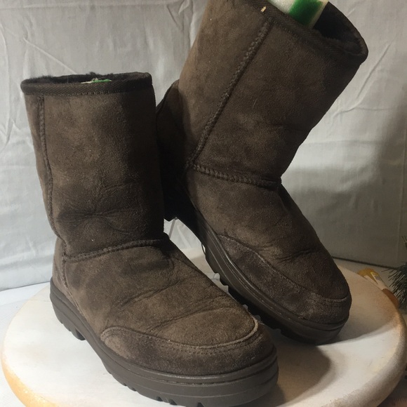 UGG boot womens brown suede lug soles size 5. - Picture 1 of 8